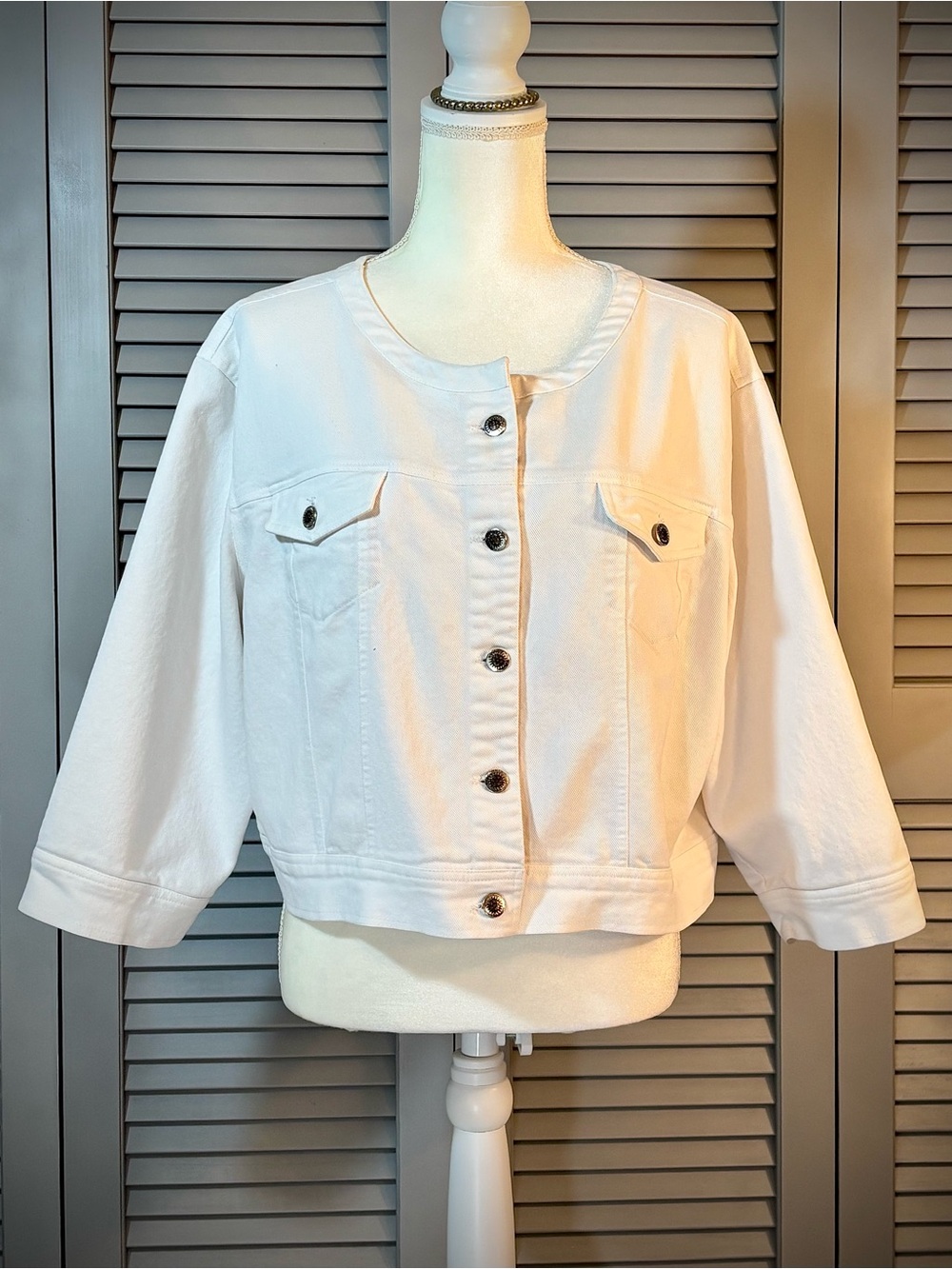 North style Women's White Cropped Button-Front Jean Jacket - Picture 3 of 14